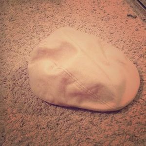 Men’s hat that’s tan colored